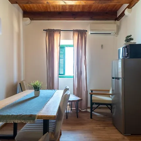 Old Stone House Aparthotel 3*