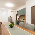 Aparthotel Old Stone House 3*