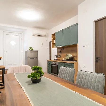 Apartmanhotel Old Stone House 3*