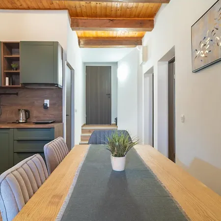 Old Stone House Apartmanhotel 3*