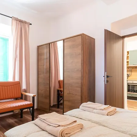 Old Stone House Apartmanhotel 3*