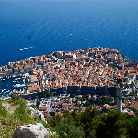 Old Stone House Apartmanhotel 3*